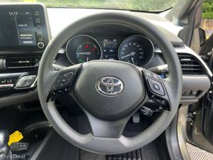 Toyota C-HR 1.8 HYBRID AUTO // 17" ALLOYS // 360 P - Image 4