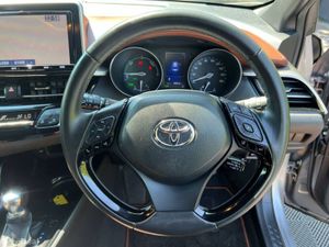 Toyota C-HR 1.8 HYBRID AUTO // HALF LEATHER INTERI - Image 4