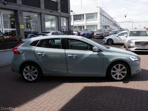2017 VOLVO V40 D4 INSCRIPTION 5DR HATCHBACK AUTO - Image 3