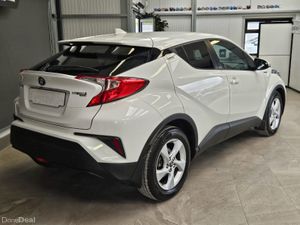 18 TOYOTA C-HR HYBRID LUNA 4DR AUTO - Image 4
