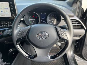 Toyota C-HR 1.8 HYBRID AUTO // APPLE CARPLAY/ANDRO - Image 4