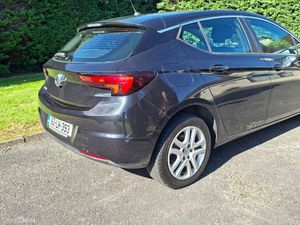 Opel Astra 2016. Petrol - Image 4