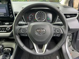 Toyota Corolla S 1.8 HYBRID AUTO // PARKING SENSOR - Image 4