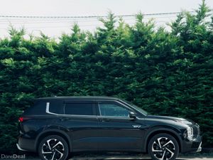 Mitsubishi Outlander PHEV Premium Package 2022 - Image 3