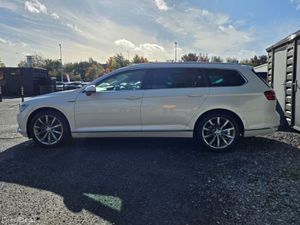 Volkswagen Passat HIGHLINE - AUTO - 42KMS - Image 4