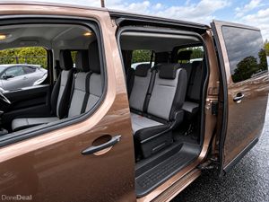19 Peugeot Expert traveler 9 seater minivan - Image 2