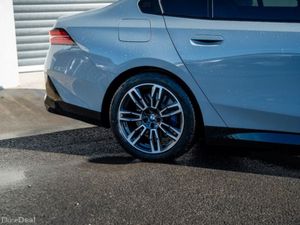 BMW i5 EDRIVE40 M SPORT - Image 2