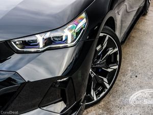 2025 BMW 5 SERIES TOURING PAN ROOF PRO PACK - Image 2
