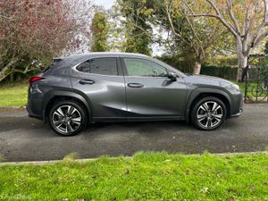 Lexus UX 2023 DYNAMIC HYBRID - Image 2