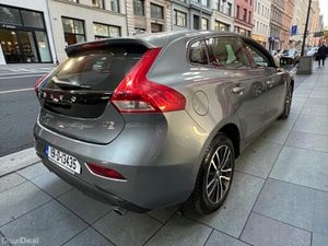 2019 Volvo V40 D3 (150hp) Momentum - Image 2