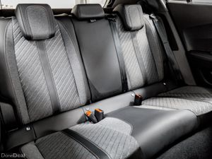 Peugeot 2008 eAllure 54kWh 156bhp - Image 4
