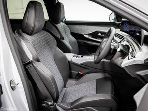 Peugeot 5008 E-Allure 72kWh 210HP - Image 3