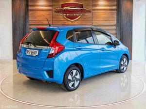2015 Honda Fit Hybrid / Leather Spec/ CarPlay - Image 4