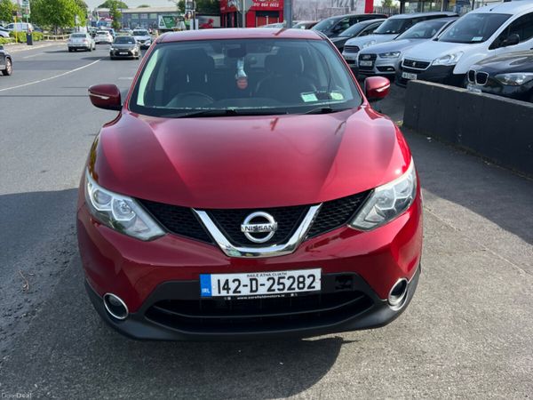 Nissan Qashqai Hatchback, Diesel, 2014, Red