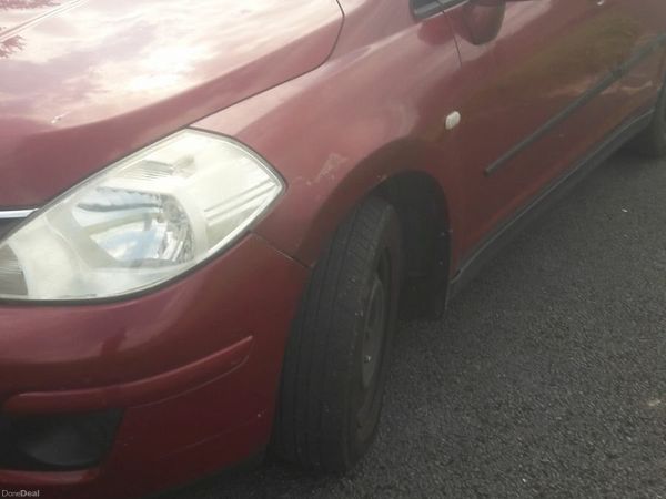 Nissan Tiida Saloon, Diesel, 2010, Red
