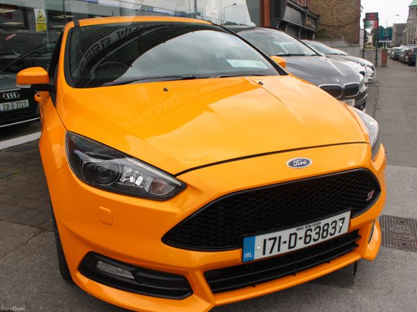 Ford Focus Hatchback, Petrol, 2017, Yellow
