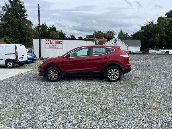 Nissan Qashqai Hatchback, Diesel, 2015, Red