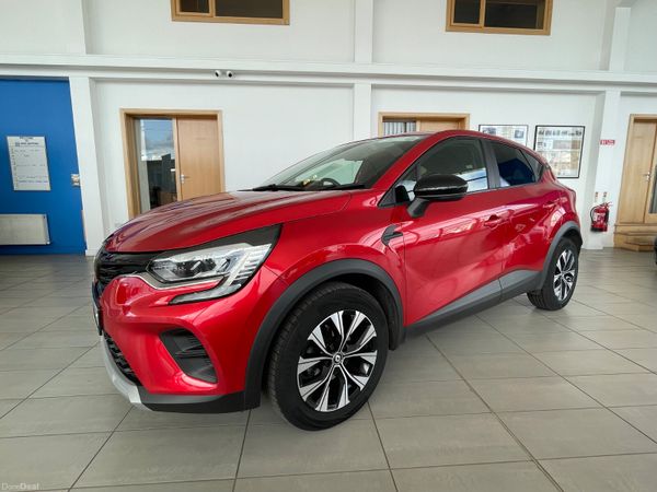 Renault Captur Hatchback, Petrol, 2023, Red