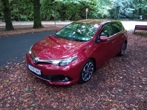 Toyota Auris Hatchback, Diesel, 2017, Red