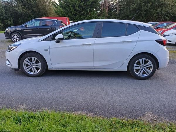Vauxhall Astra Hatchback, Diesel, 2018, White