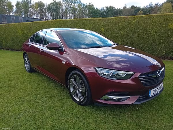 Opel Insignia Hatchback, Diesel, 2021, Red