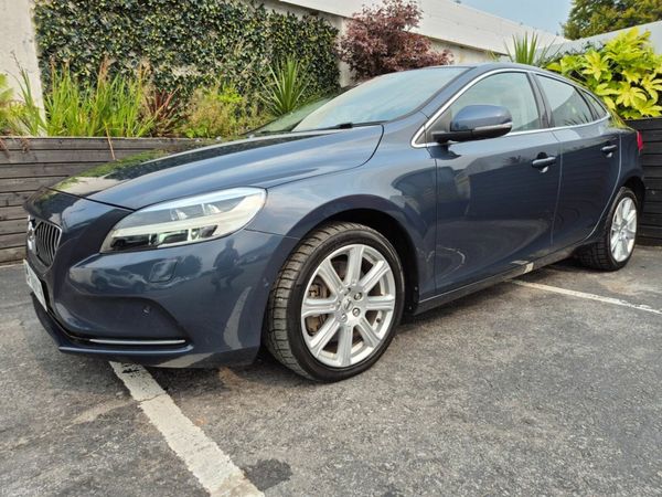 Volvo V40 Hatchback, Petrol, 2020, Blue
