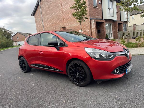 Renault Clio Hatchback, Petrol, 2015, Red