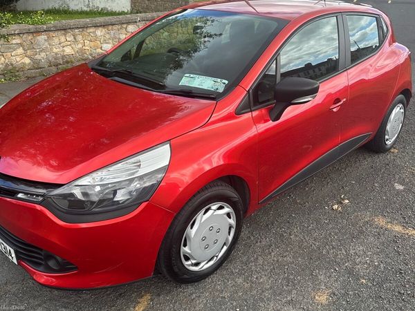 Renault Clio Hatchback, Petrol, 2016, Red