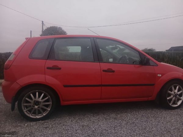 Ford Fiesta Hatchback, Petrol, 2005, Red