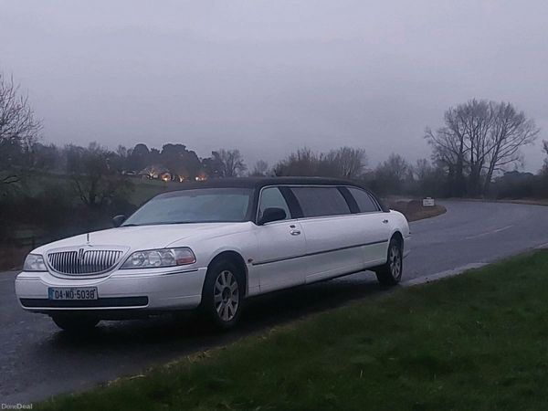 Lincoln Towncar Saloon, Petrol, 2004, White