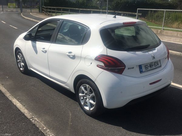 Peugeot 208 Hatchback, Petrol, 2016, White