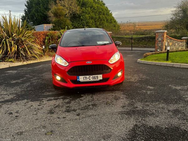 Ford Fiesta Hatchback, Petrol, 2017, Red