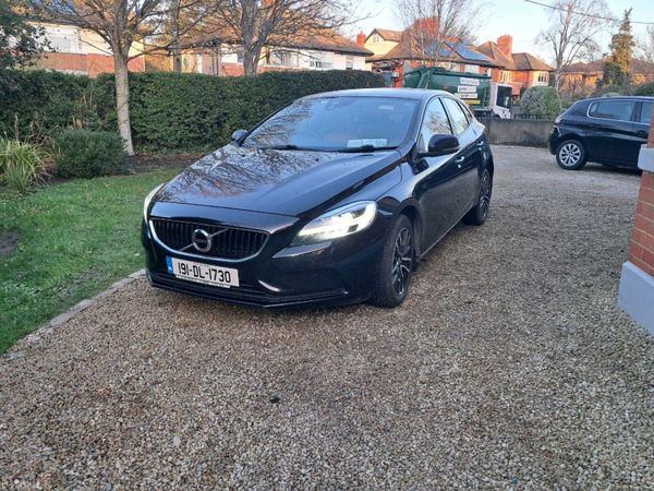Volvo V40 Estate, Diesel, 2019, Black