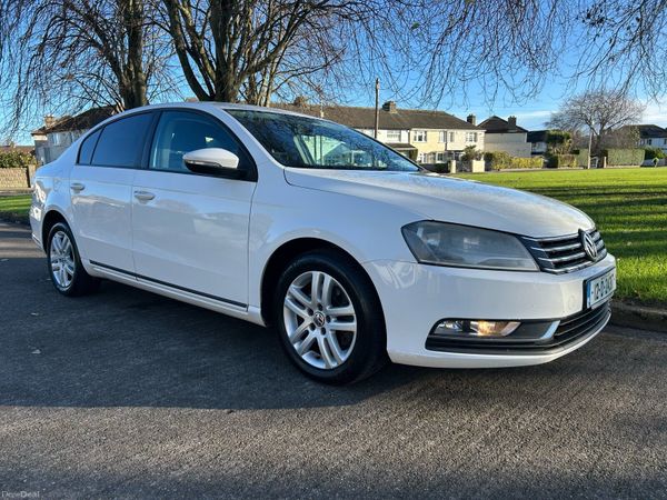 Volkswagen Passat Saloon, Petrol, 2012, White