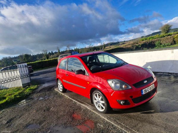 Ford Fiesta Hatchback, Petrol, 2006, Red