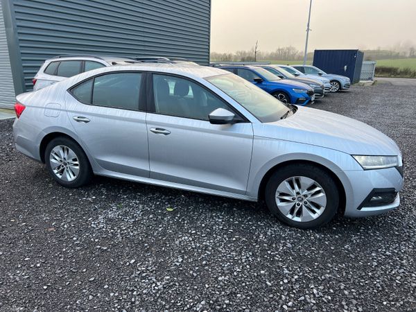Skoda Octavia Hatchback, Diesel, 2022, Silver