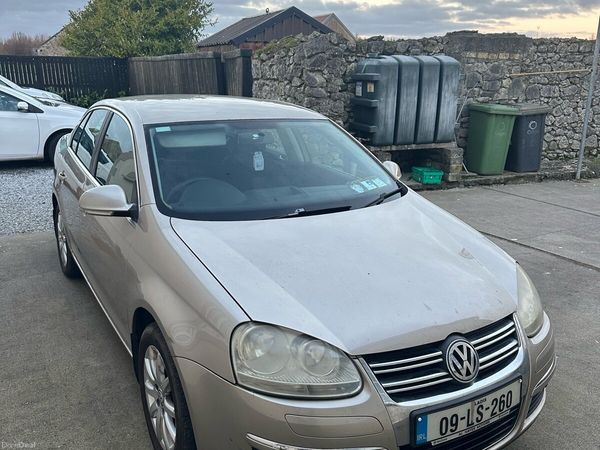 Volkswagen Jetta Saloon, Petrol, 2009, Beige