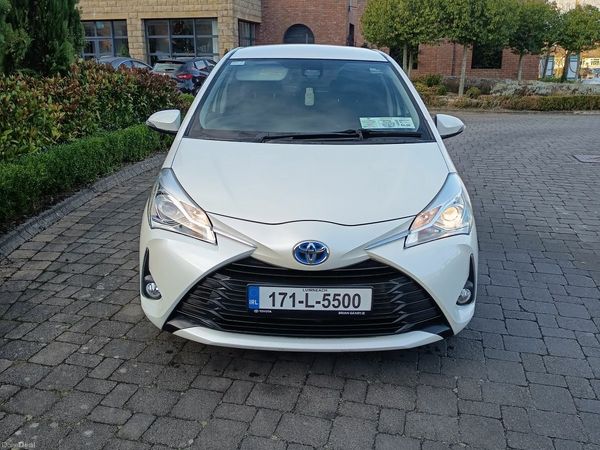 Toyota Vitz Hatchback, Petrol Hybrid, 2017, White