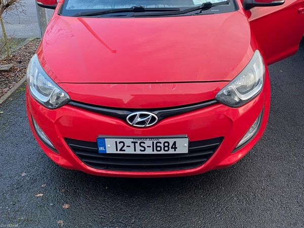Hyundai i20 Hatchback, Diesel, 2012, Red