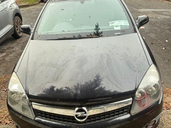 Opel Astra Hatchback, Petrol, 2010, Black