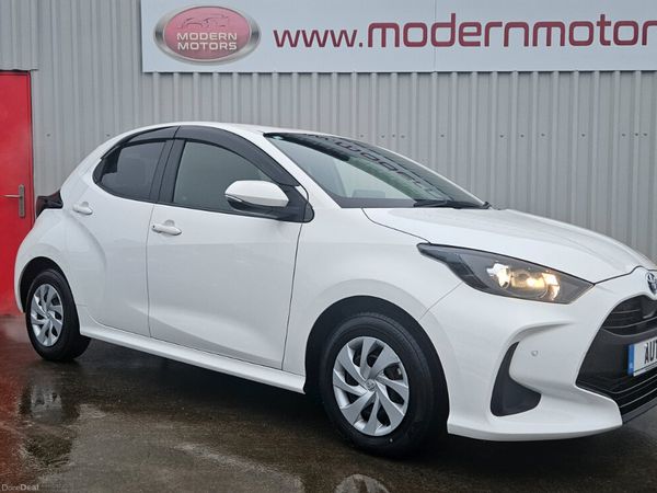 Toyota Yaris Hatchback, Petrol Hybrid, 2020, White