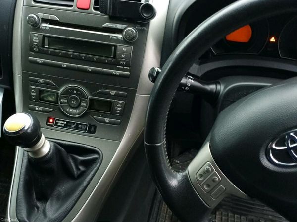 Toyota Auris Hatchback, Petrol, 2009, Red