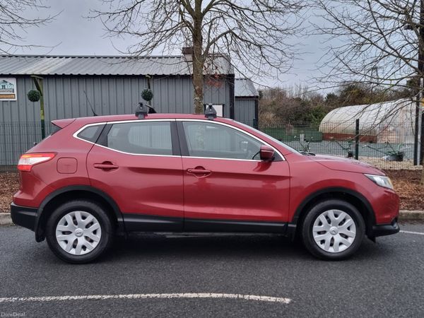 Nissan Qashqai Hatchback, Diesel, 2014, Red
