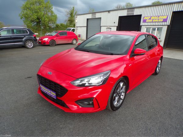 Ford Focus Hatchback, Diesel, 2021, Red