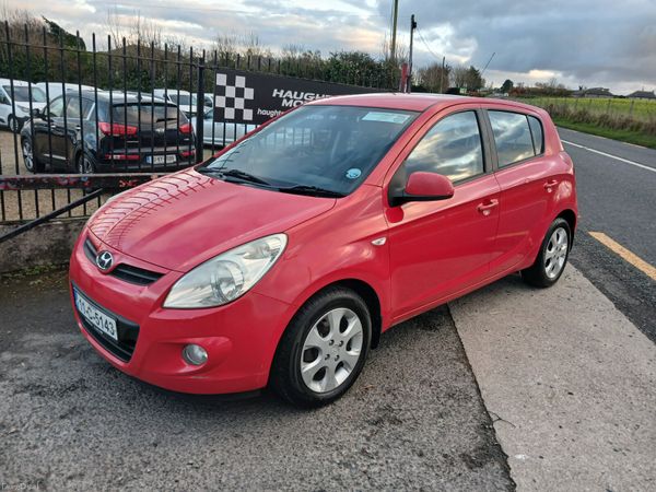 Hyundai i20 Hatchback, Petrol, 2011, Red