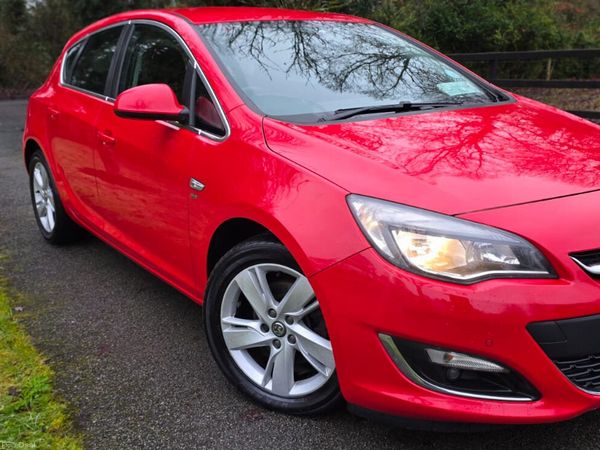 Vauxhall Astra Hatchback, Diesel, 2013, Red