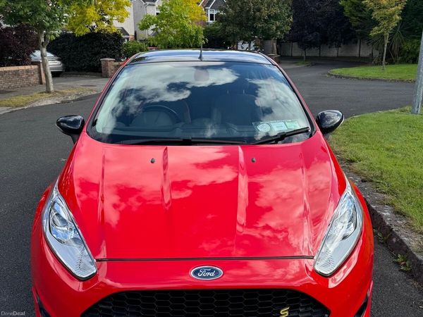 Ford Fiesta Hatchback, Petrol, 2015, Red