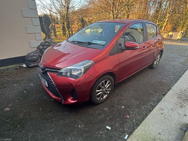Toyota Yaris Hatchback, Petrol, 2015, Red