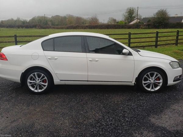 Volkswagen Passat Saloon, Diesel, 2011, White