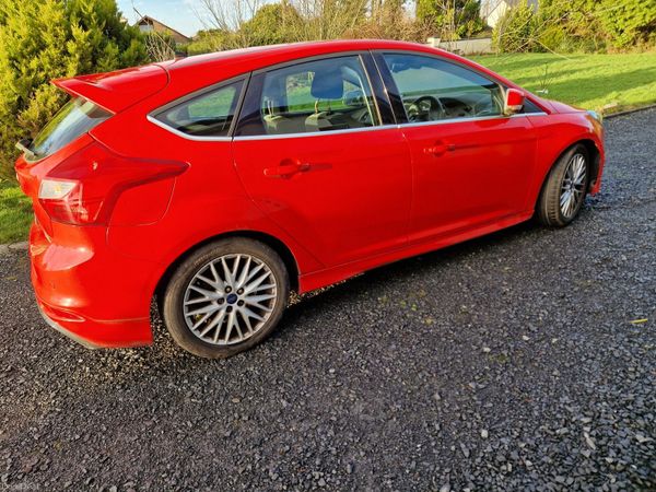 Ford Focus Hatchback, Petrol, 2014, Red